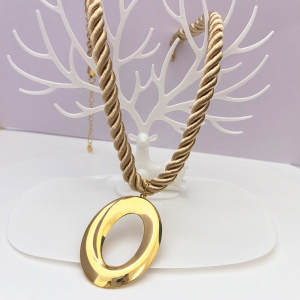 GOLD CIRCLE NECKLACE